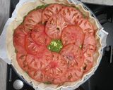 Une image de l'étape 3 de 🌿Tarte tomate basilic et pesto aux fanes de carottes.