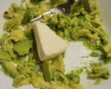 Foto del paso 2 de la receta: Tostas con crema de aguacate y queso, jamón york y cherries