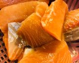 Hình bước làm 1 của món Cá hồi kho sả, ớt