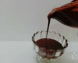 صورة لخطوة 1 من وصفة صلصة الشوكولا السريعة 👌