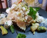 Foto del passaggio 10 della ricetta Farfalle alla crema scalogno