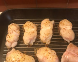 Foto del paso 6 de la receta: Rape en aliño de miel y mostaza, a la plancha, con tomate y pimiento rellenosde arroz y hierbas