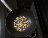 Foto del passaggio 2 della ricetta Pollo con mandorle e noci