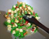 Foto langkah ke 3 dari resep Oseng Bunga Bawang Dan Tahu.
