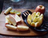 Foto del paso 2 de la receta: Ensalada con uvas, manzanas, brócoli y queso amarillo