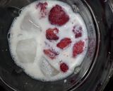 Foto del paso 3 de la receta: Licuado frío de frutilla con leche