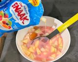 Foto langkah ke 3 dari resep Es Campur Buah Kolang Kaling Melon Apel Pear Nata de Coco kental manis.