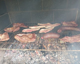 Foto del paso 4 de la receta: Parrilla de carne a la brasa (entrañas, panceta, lomo, morcilla)