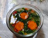 Foto langkah ke 4 dari resep Kuah Bening Bayam Wortel.
