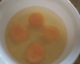 A picture of step 1 of Egg pizza.