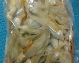 Foto langkah ke 1 dari resep Oseng ikan asin bulu ayam.