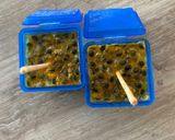 A picture of step 4 of Granadilla Lolly (passion fruit ice lolly).