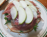 Foto del paso 2 de la receta: Miche con serrano, pera, arúgula y roquefort