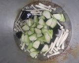 Foto langkah ke 2 dari resep Tumis oyong jamur.