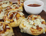 Foto del paso 12 de la receta: 🍕🥓 Pizza rolls 🍥 de panceta y muzzarella 🥓🍕 con salsa picante