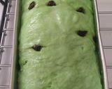 Foto langkah ke 5 dari resep Roti Tawar Pandan Kismis, Empuk dan Lembut Banget!.