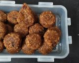 ખજુર અને ઓટ્સ બોલ્સ(Dates & oats balls recipe in Gujarati) રેસીપી સ્ટેપ7ફોટો