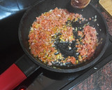 Foto del paso 2 de la receta: Tortilla de papas de freiduria con cebolla y chorizo