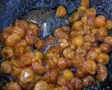 Foto del paso 3 de la receta: Dip de queso crema con uchuvas y almendras
