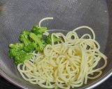 A picture of step 1 of Steamed Chilli Chicken Spaghetti 🍝.