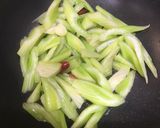 西芹炒牛肉的食譜步驟4照片