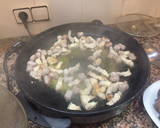Foto del paso 2 de la receta: Habas salteadas con panceta, salchichas y butifarra negra
