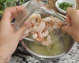 Foto del paso 7 de la receta: Ceviche fácil de gambas y aguacate