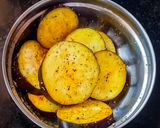 A picture of step 2 of Baingan tawa fry.