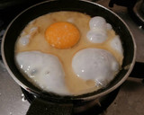 Foto del paso 11 de la receta: Tiras de muslos de pollo, con patatas fritas y huevos