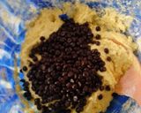 Foto langkah ke 5 dari resep Milky Vanila Choco Chips Cookies.