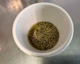 Une image de l'étape 4 de Carottes fanes confites au miel sauce ricotta, skyr et coriandre.