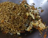 Foto langkah ke 3 dari resep Mie Goreng Telur.