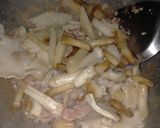 รูปขั้นตอนการทำที่ 4 ของ ผัดแหนมหมูใส่เห็ดปลวก