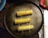Foto del paso 3 de la receta: Salchichas enrolladas en jamón y queso con puré con manteca
