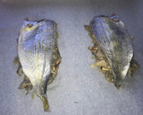 Foto del paso 5 de la receta: Lomo de dorada al horno sobre cama de setas y piñones