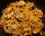Foto del paso 9 de la receta: Lomo de cordero, con cebollas caramelizda, cirulas, pasas y crujiente de almendras