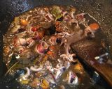 Foto langkah ke 4 dari resep Tumis cumi hitam.