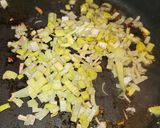 Foto del paso 7 de la receta Calamares rellenos de langostinos y sepia en salsa de langostinos y crujiente de almendras