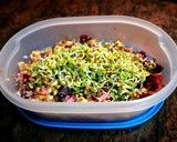 Foto del paso 5 de la receta: Quinoa integral con remolacha y germinados de rábano - veggie