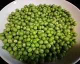 Foto del paso 1 de la receta: Guisantes de la huerta en salsa a la menta y huevo frío 🥚