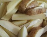 Foto langkah ke 2 dari resep Fried Potato Wedges.