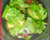 A picture of step 2 of BlackBerry strawberry detox water.