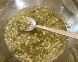 Une image de l'étape 1 de Tartare de crevettes nordiques au citron vert et à la mandarine.