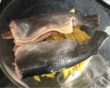Foto del paso 5 de la receta: Trucha rellena de jamón y queso con patatas al microondas