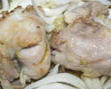 Foto del paso 2 de la receta: Muslos de pollo rellenos de pesto a la genovesa en salsa