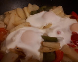 Foto del paso 2 de la receta: Patatas y pimientos con huevos