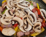 Foto del paso 3 de la receta: Salchichas salteadas con pimientos, calabacín y champiñones