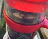 Foto langkah ke 3 dari resep Kopi susu memakai french press.