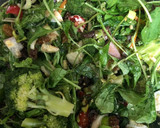 Foto del paso 1 de la receta: Ensalada, Rúcula, tomates secos, radichio, brócoli, aceitunas negras, puerros