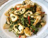 Foto langkah ke 2 dari resep Tumis Tahu Daun Kenikir.